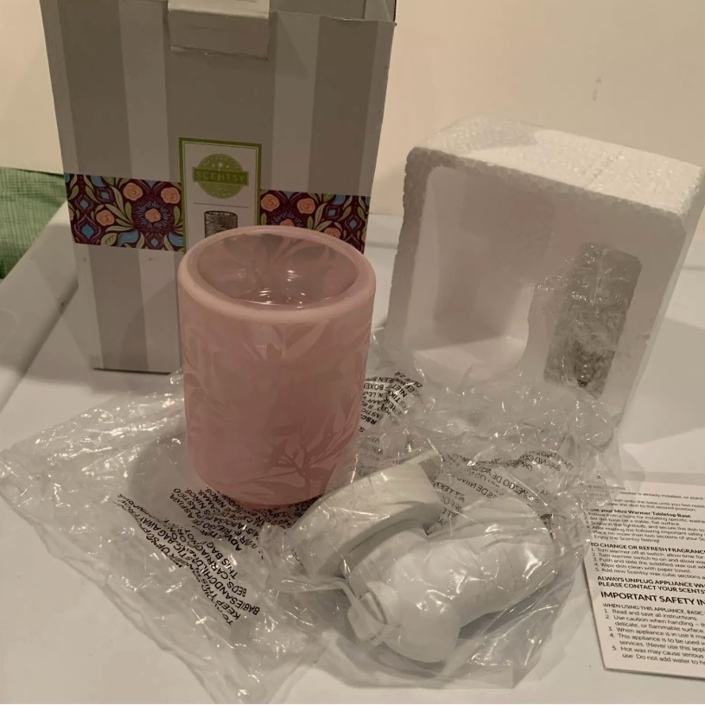 SCENTSY Whispy Willow wall plug melt warmer